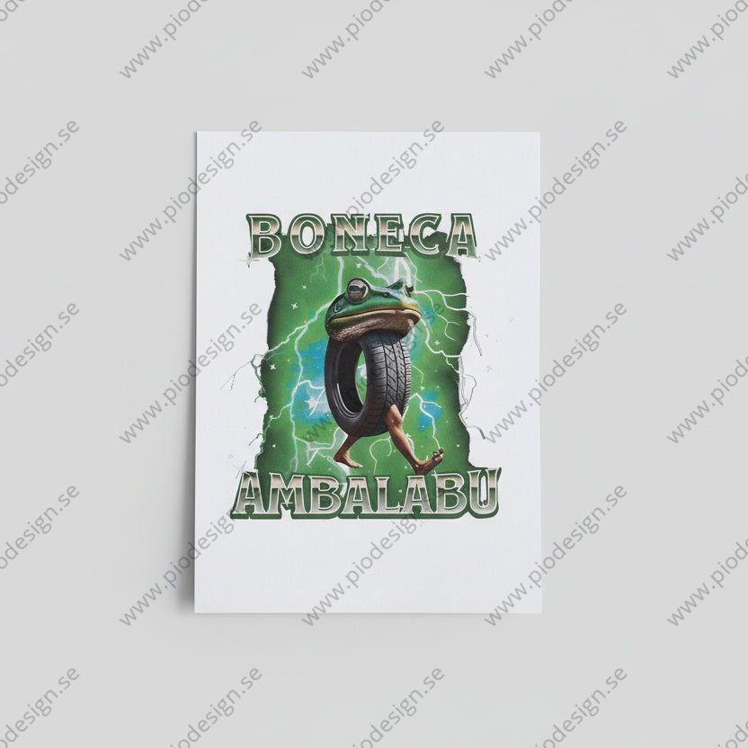 Boneca Ambalabu med bakgrund - Brainrot Poster A4