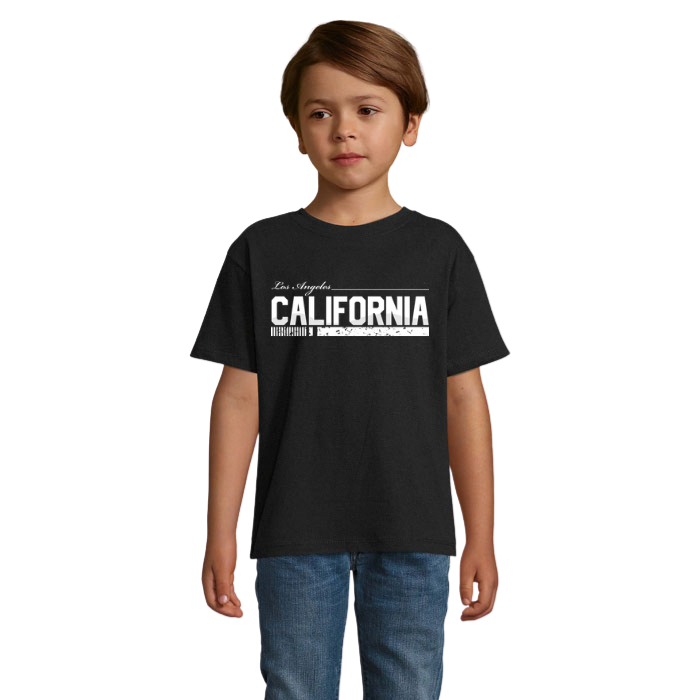 Barn i svart T-shirt med vitt California-tryck, Los Angeles i skrivstil ovanför och en smal randig detalj med sliten effekt undertill.