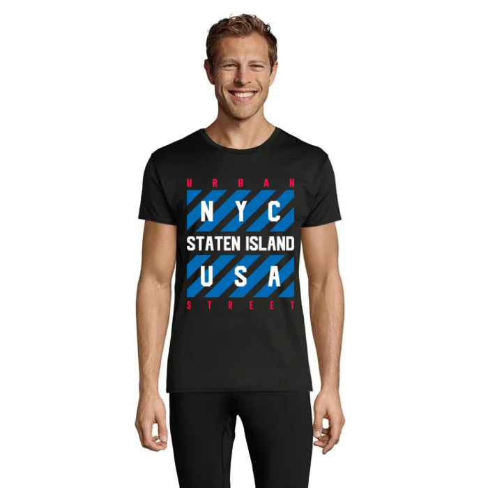 Modell i svart T-shirt med Staten Island, NYC och USA i vitt, blå diagonala ränder samt röda texter med Urban och Street.