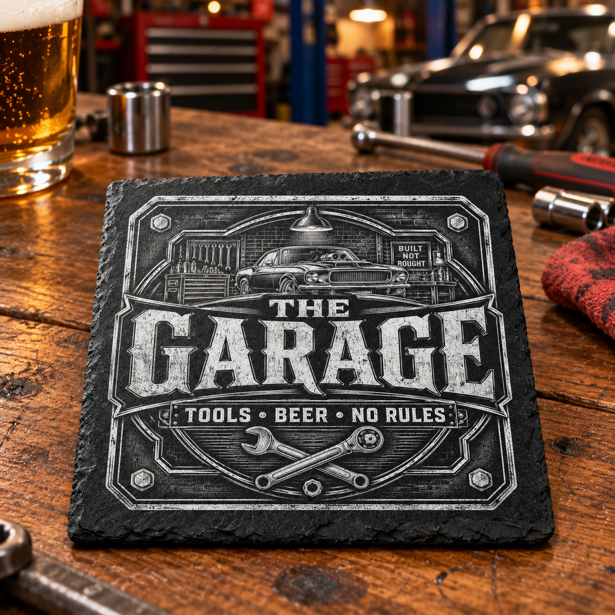 Glasunderlägg i skiffer med gravyr – Man Cave, 4-pack