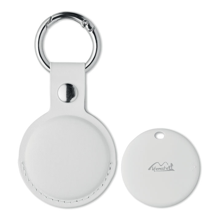 Baksida av vit MiLi smart tracker med matchande PU-fodral och silverfärgad nyckelring.