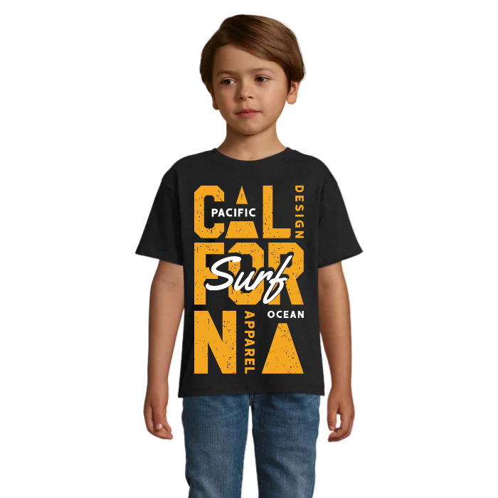 Barn i svart T-shirt med stora orange California-bokstäver med sliten effekt, vit Surf-text i skrivstil och mindre Pacific Ocean-text.