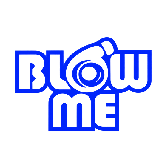 Blå utskuren dekal med texten Blow Me på två rader och en turbo som bildar bokstaven O.