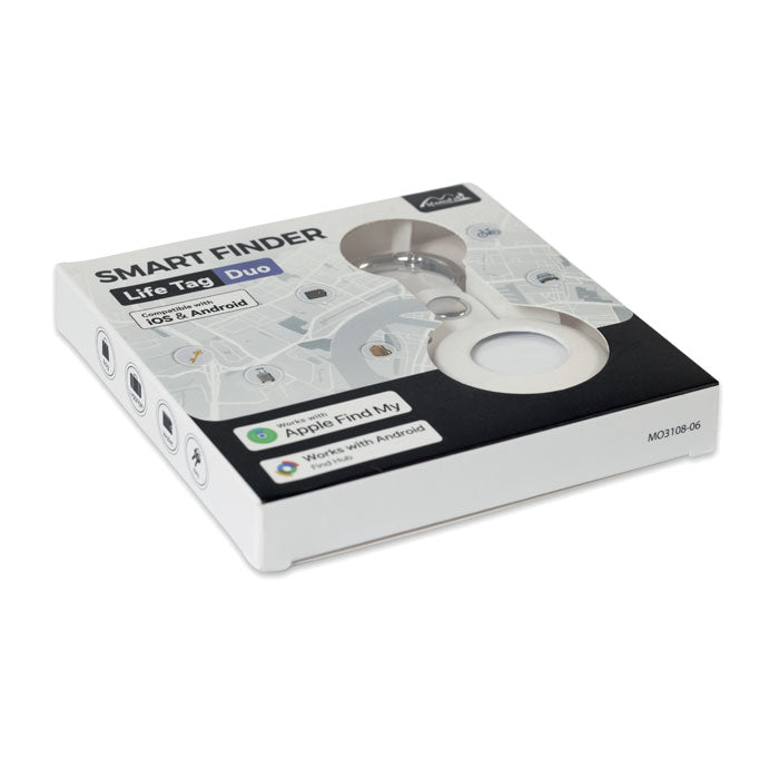 Förpackning med vit MiLi Lifemate Life Tag Duo smart tracker och PU-fodral, sedd snett ovanifrån, med märkning för Apple Find My och Android Find Hub.