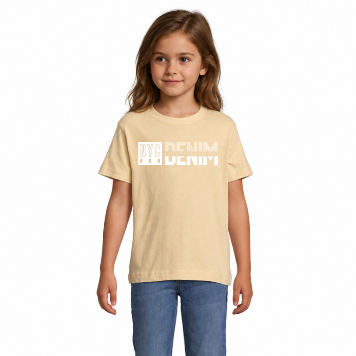Barn i ljusbeige T-shirt med vitt NYC USA Denim-texttryck på bröstet och blå jeans.