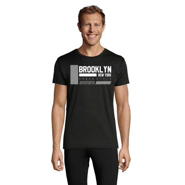 Modell i svart T-shirt med Brooklyn New York-tryck i vitt och grått, texten Urban Style och Authentic samt randiga fält.