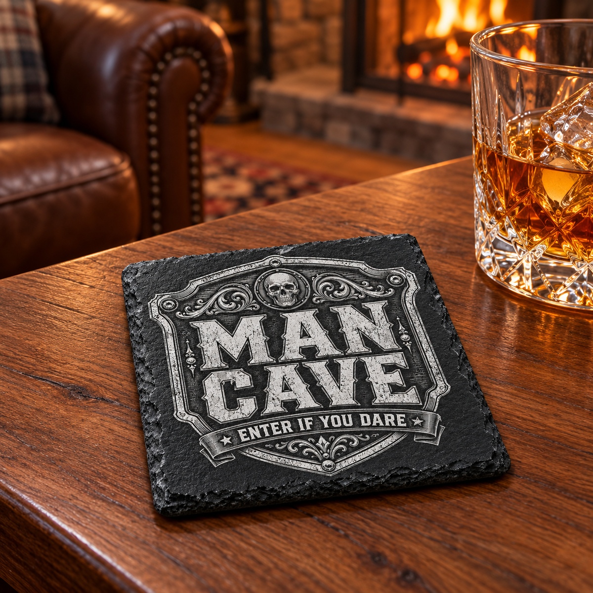 Glasunderlägg i skiffer med gravyr – Whiskey Lounge, 4-pack