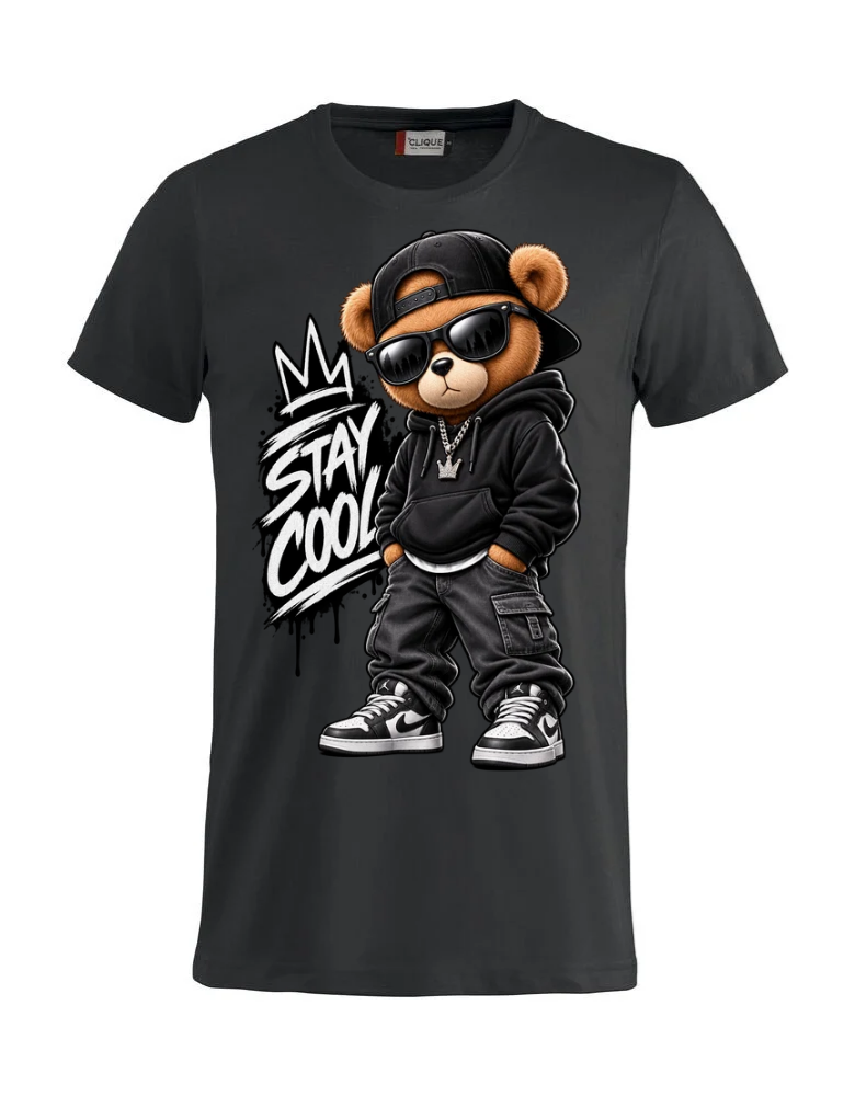 Barn T-shirt med Stay Cool-björn – svart T-shirt i 100% bomull med coolt björnmotiv och texttryck.