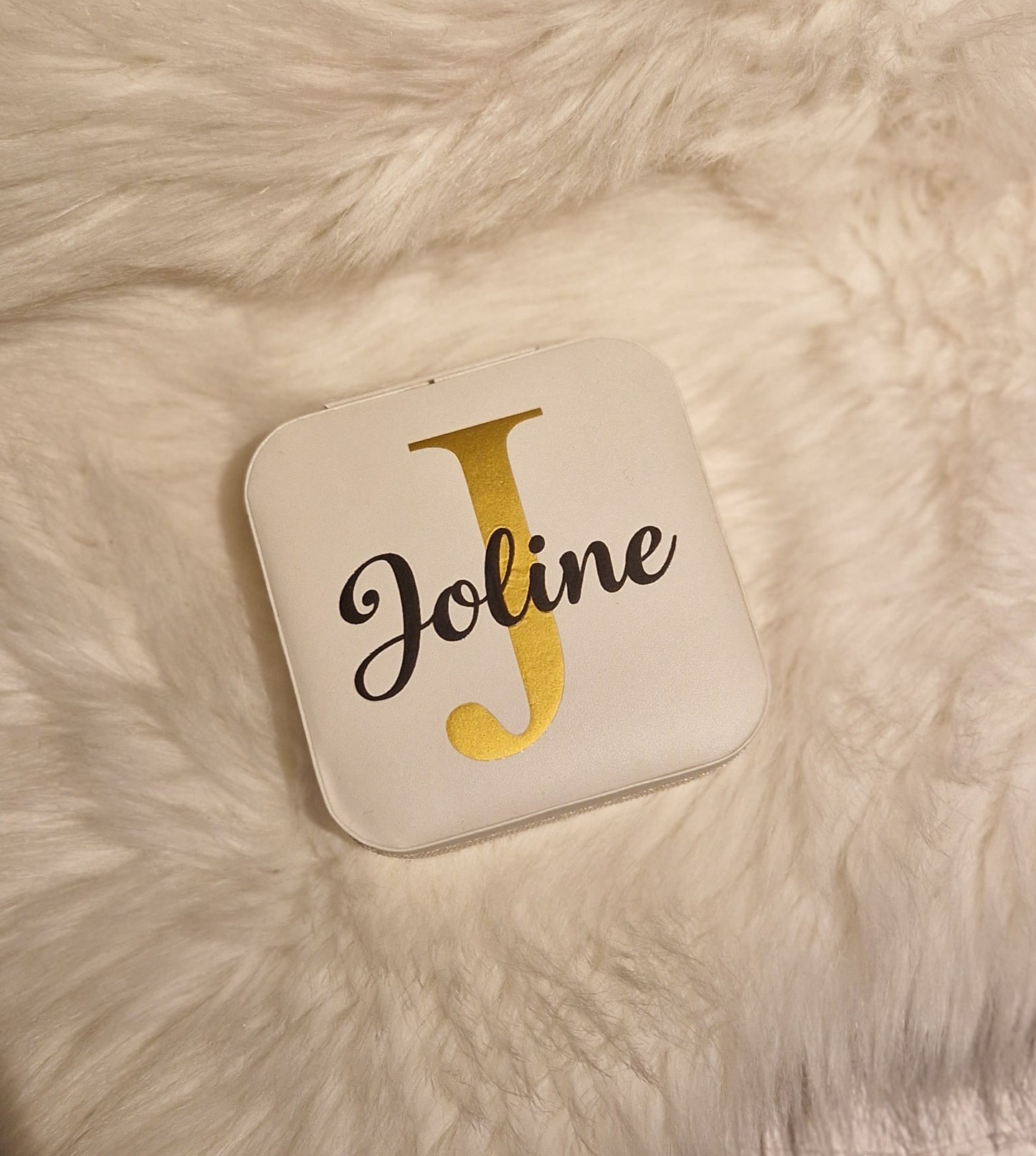 Smyckeskrin öppet visar smart förvaring för ringar och örhängen