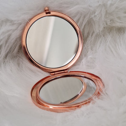 Personlig sminkspegel öppen, visar spegel med namnpersonalisering