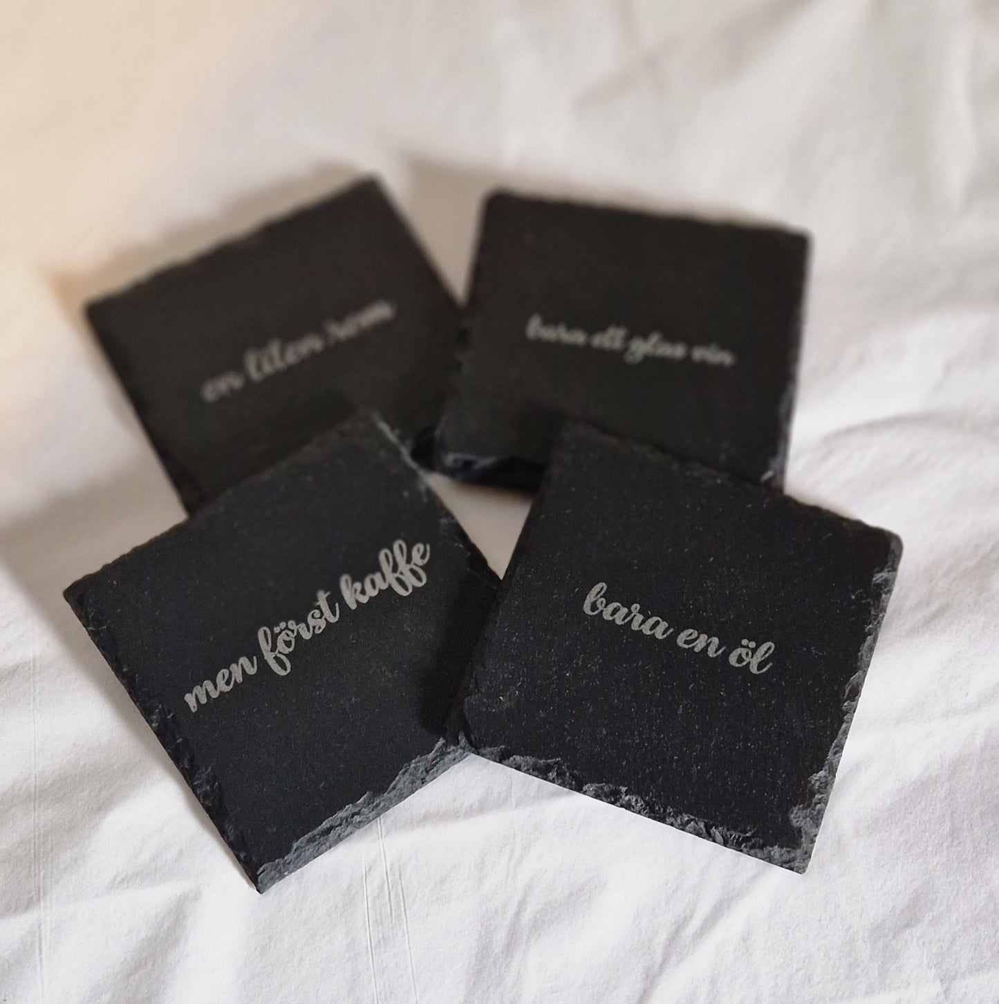 Fyrkantiga skifferunderlägg 4-pack med gravyr - 10x10 cm