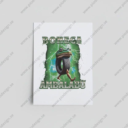 Boneca Ambalabu med bakgrund - Brainrot Poster A4