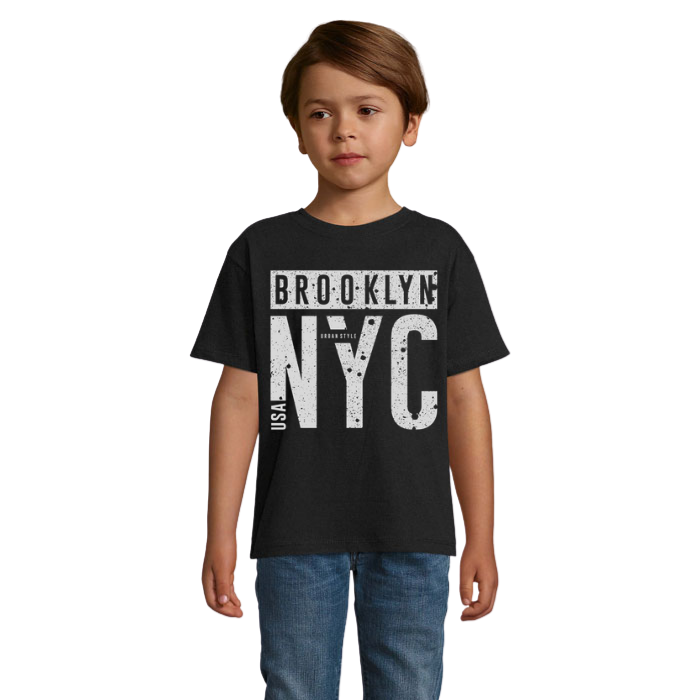 Barn i svart T-shirt med gråvitt Brooklyn NYC-tryck, stora bokstäver med slitna detaljer och mindre texter med USA och Urban Style.