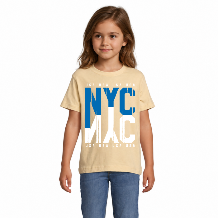 Barn i beige T-shirt med stort NYC-tryck i blått och vitt, slitna detaljer och små USA-texter ovanför och under motivet.