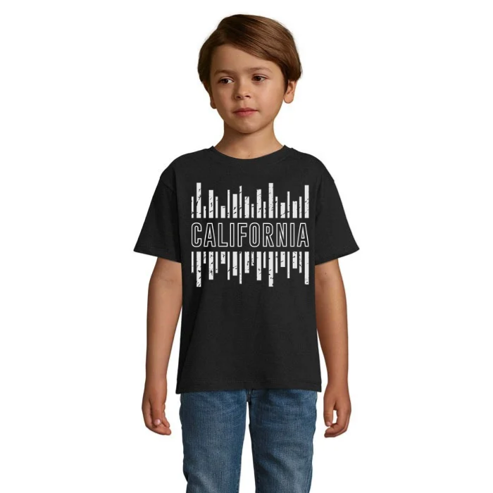 Barn i svart T-shirt med vitt California-tryck i konturbokstäver och lodräta staplar med slitna detaljer ovanför och under texten.