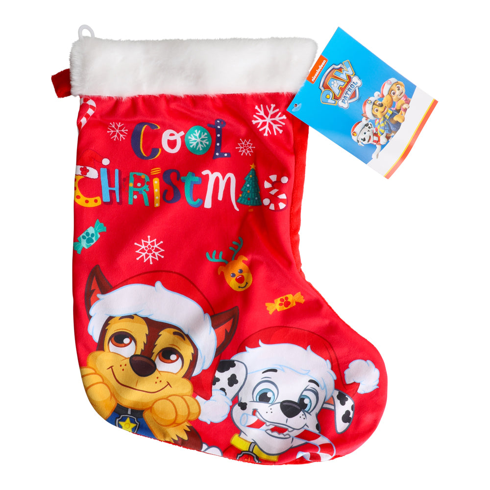 En färgglad julstrumpa med ett glatt motiv av valparna från Paw Patrol hängande i ett mysigt barnrum.
