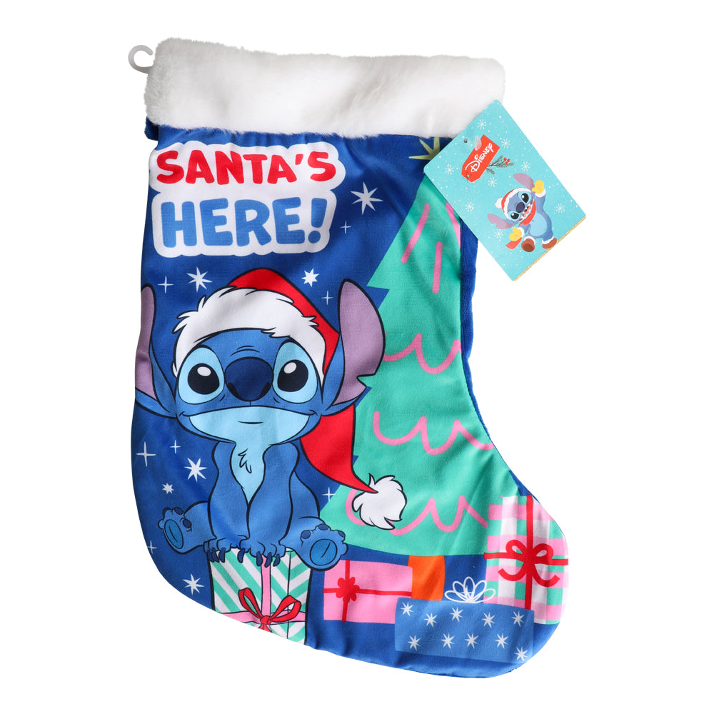 En mysig julstrumpa med ett lekfullt motiv av karaktären Stitch i tomteluva hängande på en sänggavel