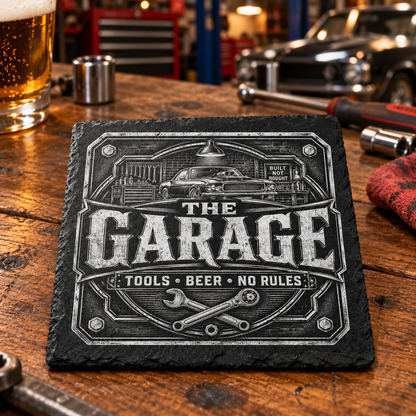 Glasunderlägg i skiffer med gravyr – Man Cave, 4-pack