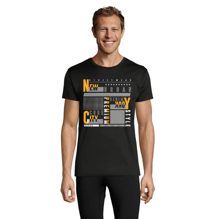 Modell i svart T-shirt med grafiskt textcollage i gulorange, vitt och grått, stjärnor samt prickiga och randiga fält.
