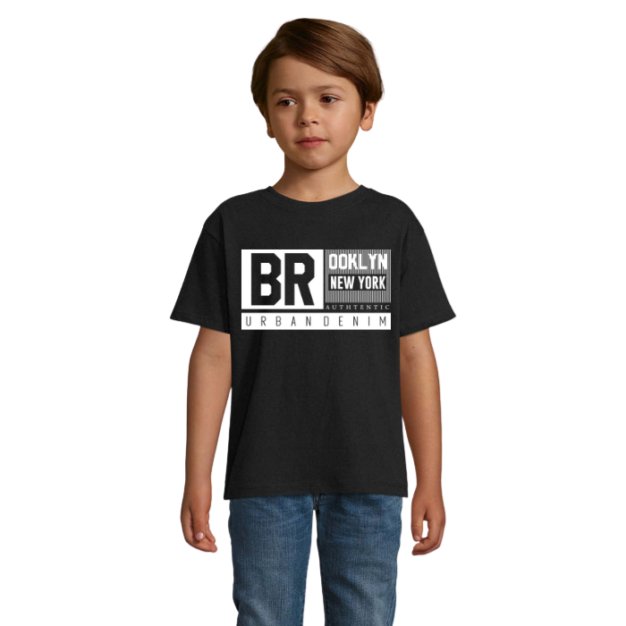 Barn i svart T-shirt med rektangulärt Brooklyn-tryck, stora BR-bokstäver och texterna New York, Authentic och Urban Denim i vitt och grått.
