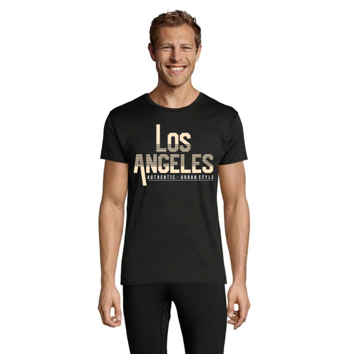 Modell i svart T-shirt med ljust beige Los Angeles-tryck, horisontella linjer i bokstäverna och texten Authentic – Urban Style.