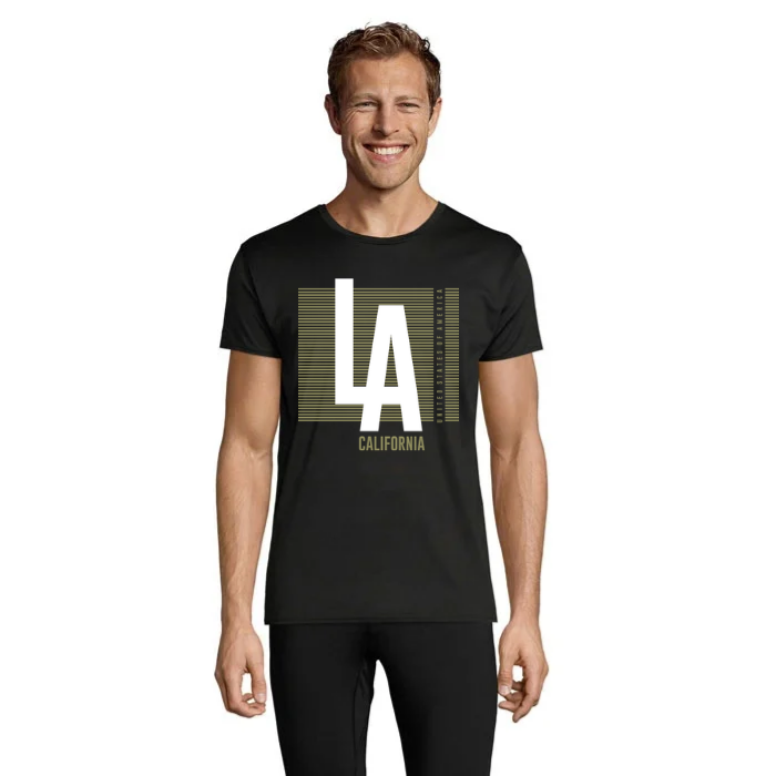 Modell i svart T-shirt med stora överlappande vita LA-bokstäver, olivgröna horisontella linjer och texten California undertill.