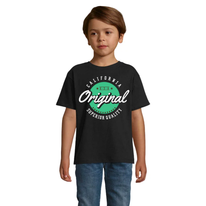 Barn i svart T-shirt med grön cirkel, vit Original-text i skrivstil, bågformad California-text och små stjärnor.