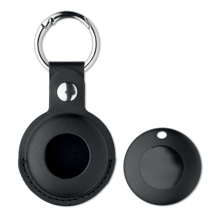 Framsida av svart MiLi Lifemate Life Tag Duo smart tracker bredvid vitt PU-fodral med rund öppning och silverfärgad nyckelring.