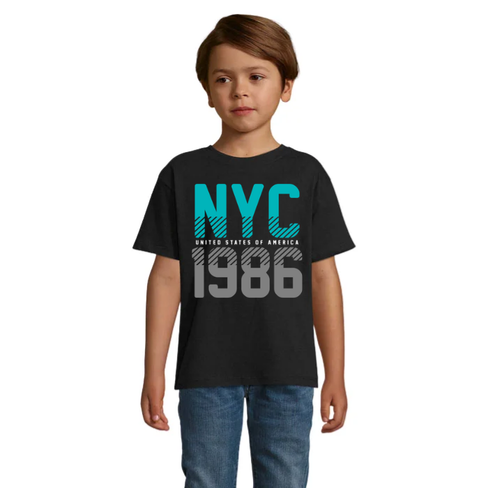 Barn i svart T-shirt med stora turkosa NYC-bokstäver, grå siffror 1986, diagonala ränder och liten vit United States of America-text.