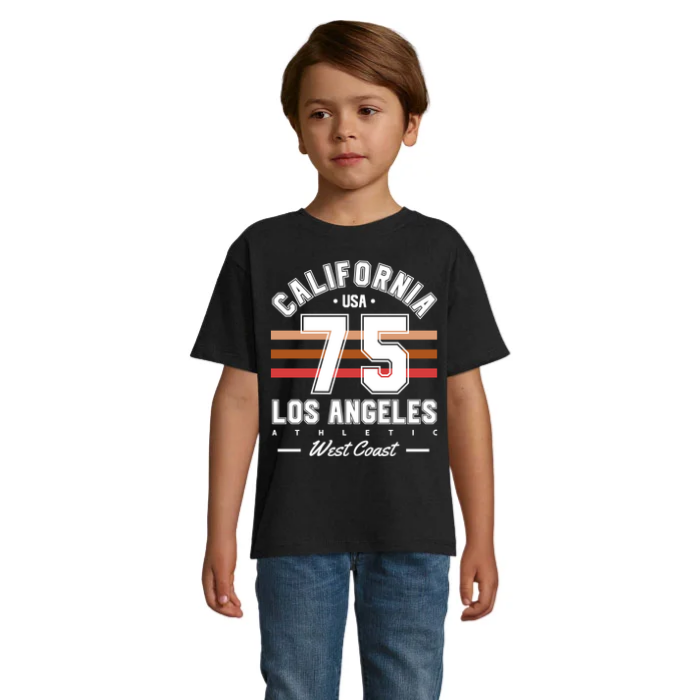 Barn i svart T-shirt med vit California-text, stort nummer 75, ränder i persika, orange och rött samt Los Angeles och West Coast-text.