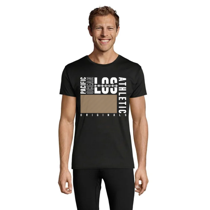 Modell i svart T-shirt med vitt Los Angeles-tryck, texterna Pacific Ocean, Athletic och Originals samt ett guldfärgat randigt fält.
