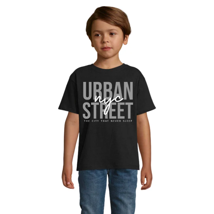 Barn i svart T-shirt med stora grå Urban Street-bokstäver, vit NYC-text i skrivstil och en liten textrad under bröstmotivet.