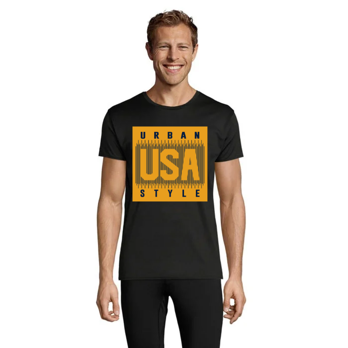 Modell i svart T-shirt med gulorange rektangulärt tryck, stora USA-bokstäver, lodräta linjer och texten Urban Style.