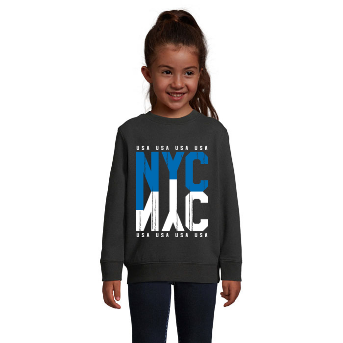 Barn i svart sweatshirt med stora blå NYC-bokstäver, ett spegelvänt vitt NYC-motiv och små USA-texter ovanför och nedanför.