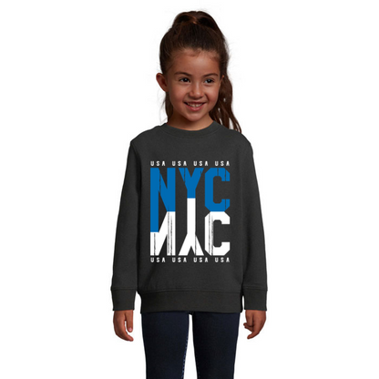 Barn i svart sweatshirt med stora blå NYC-bokstäver, ett spegelvänt vitt NYC-motiv och små USA-texter ovanför och nedanför.