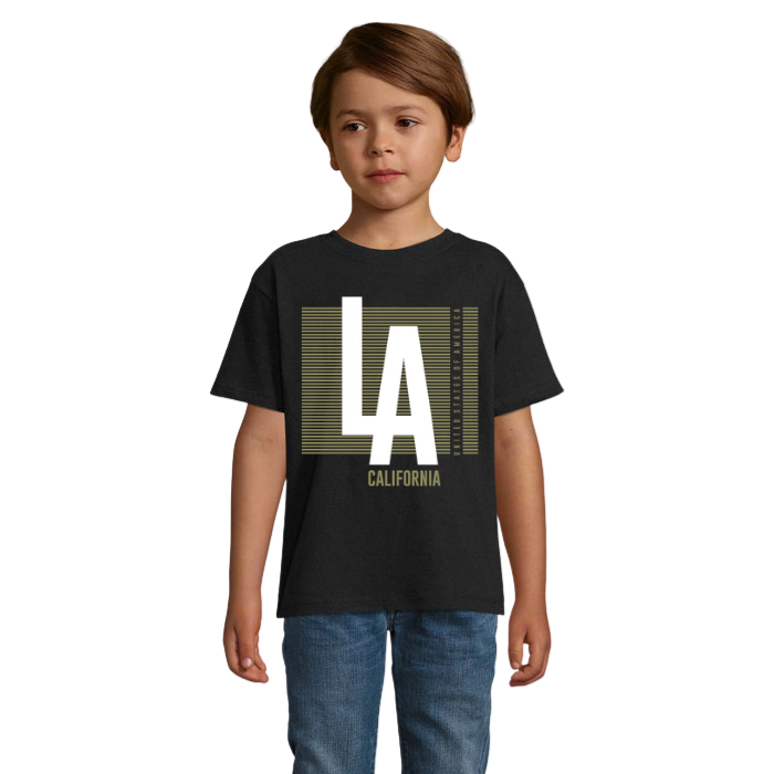 Barn i svart T-shirt med stora vita LA-bokstäver över olivgröna horisontella linjer och texten California under motivet.