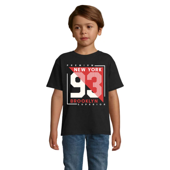Barn i svart T-shirt med New York Brooklyn-tryck, stort nummer 93 i rött och vitt, diagonalt färgfält och en tunn vit ram.