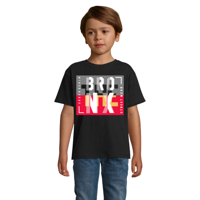 Barn i svart T-shirt med stort Bronx-tryck, färgfält i grått, rött och gult samt lodrät Streetwear-text.