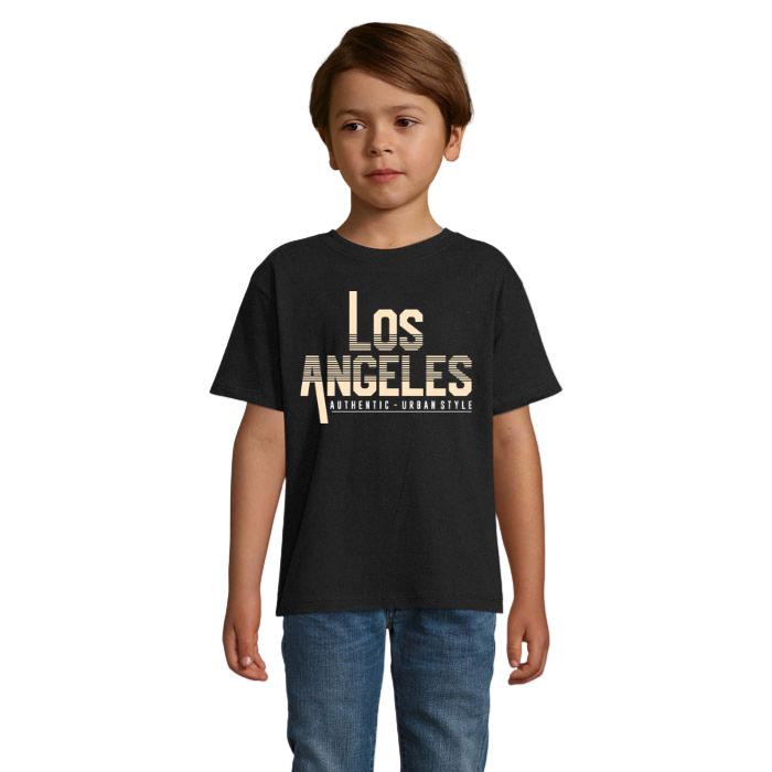 Barn i svart T-shirt med beige Los Angeles-text, horisontella linjer i bokstäverna och den mindre texten Authentic – Urban Style.