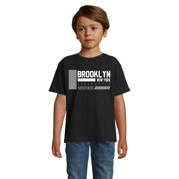 Barn i svart T-shirt med ljust beige Los Angeles-tryck, horisontella linjer i bokstäverna och texten Authentic – Urban Style.