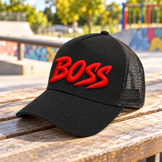 Boss barnkeps – svart truckerkeps med röd brodyr