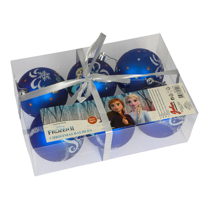 Ett vackert sexpack med julkulor i plast med stämningsfulla motiv av Elsa och Anna från Frost 2 hängande i en julgran.