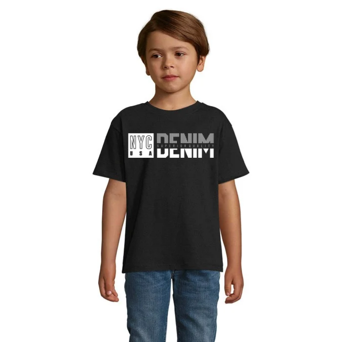Barn i svart T-shirt med vitt NYC USA Denim-texttryck på bröstet och blå jeans.