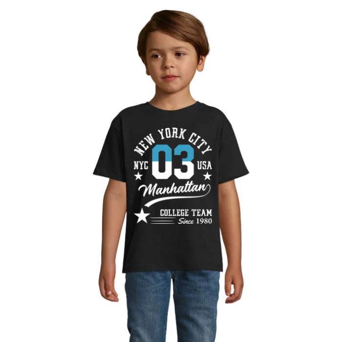 Barn i svart T-shirt med New York City-text, blåvita siffror 03, Manhattan i skrivstil, vita stjärnor och texten College Team.