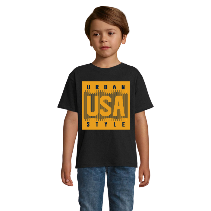 Barn i svart T-shirt med gulorange rektangulärt tryck, stora USA-bokstäver, lodräta linjer och texten Urban Style.