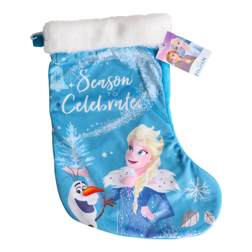 En vacker blå och vit julstrumpa med motiv av Elsa och Anna från Frost hängande i ett mysigt julinrett rum.