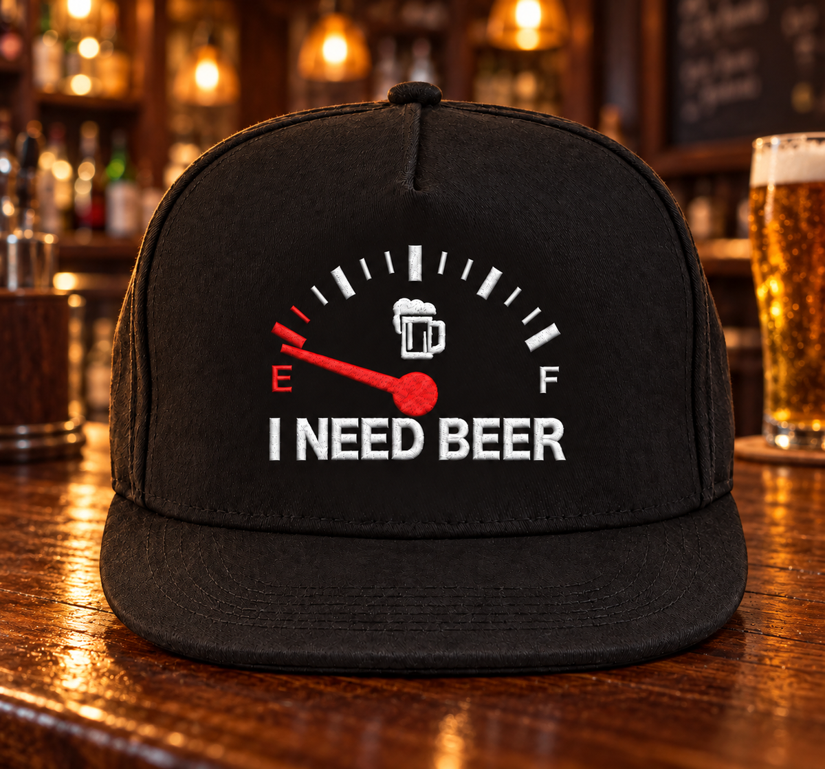 Svart snapback med broderat I Need Beer-motiv, bränslemätare och ölglas