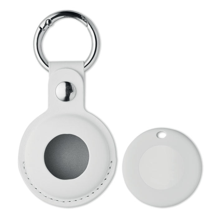 Framsida av vit MiLi Lifemate Life Tag Duo smart tracker bredvid vitt PU-fodral med rund öppning och silverfärgad nyckelring.