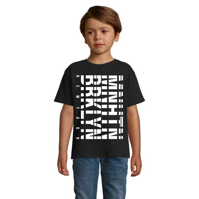 Barn i svart T-shirt med stort vitt Brooklyn Manhattan-tryck, horisontella linjer och mindre New York-text längs sidan.