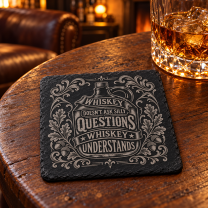 Glasunderlägg i skiffer med gravyr – Whiskey Understands, 4-pack